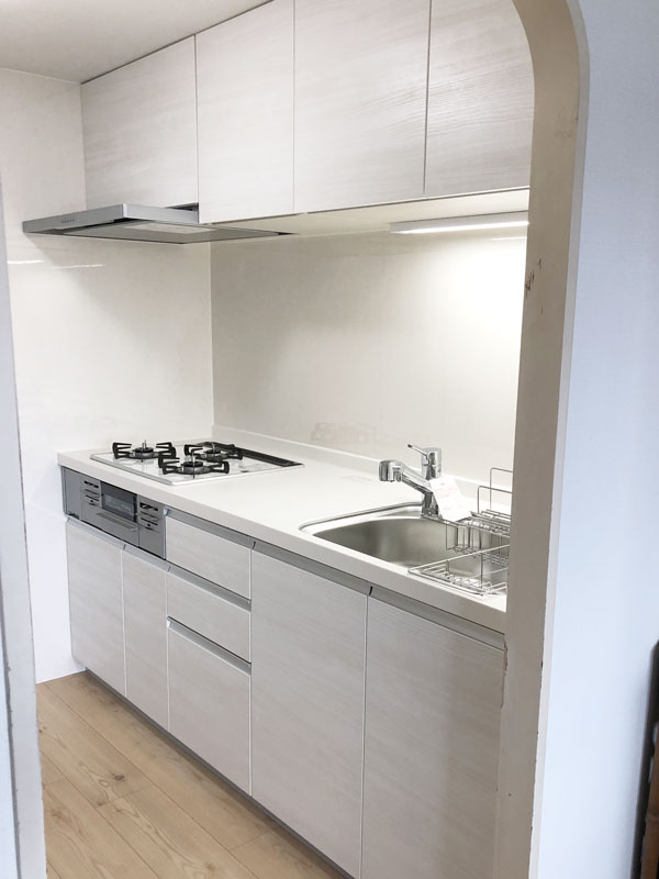 ホワイトで統一したスタイリッシュキッチン